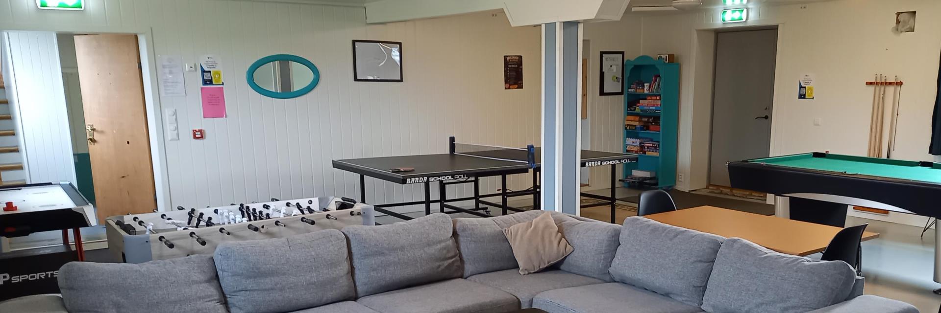 Ungsdomsklubben med sofa og spill